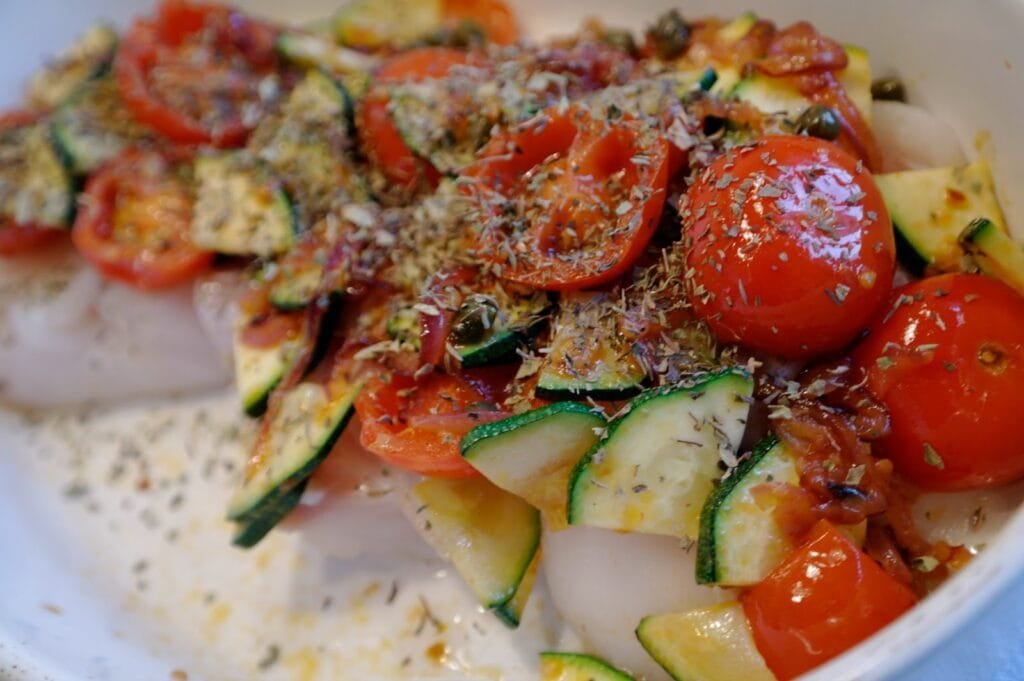 Ugnsbakad torsk med tomater och örter